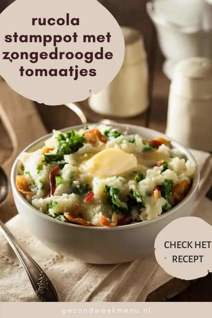 Rucola stamppot met zongedroogde tomaten en crème fraîche. Heerlijk smeuïg met een lekkere bite door de pittige rucola en gebakken spekjes.