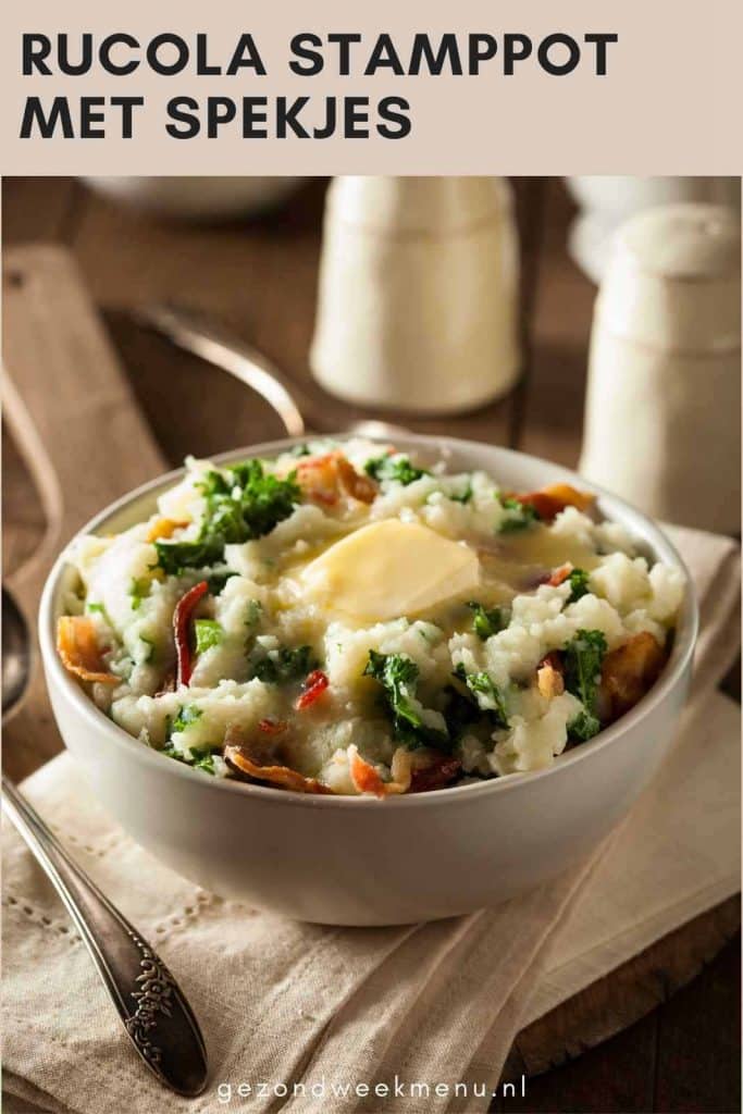 Rucola stamppot met zongedroogde tomaten en crème fraîche. Heerlijk smeuïg met een lekkere bite door de pittige rucola en gebakken spekjes.