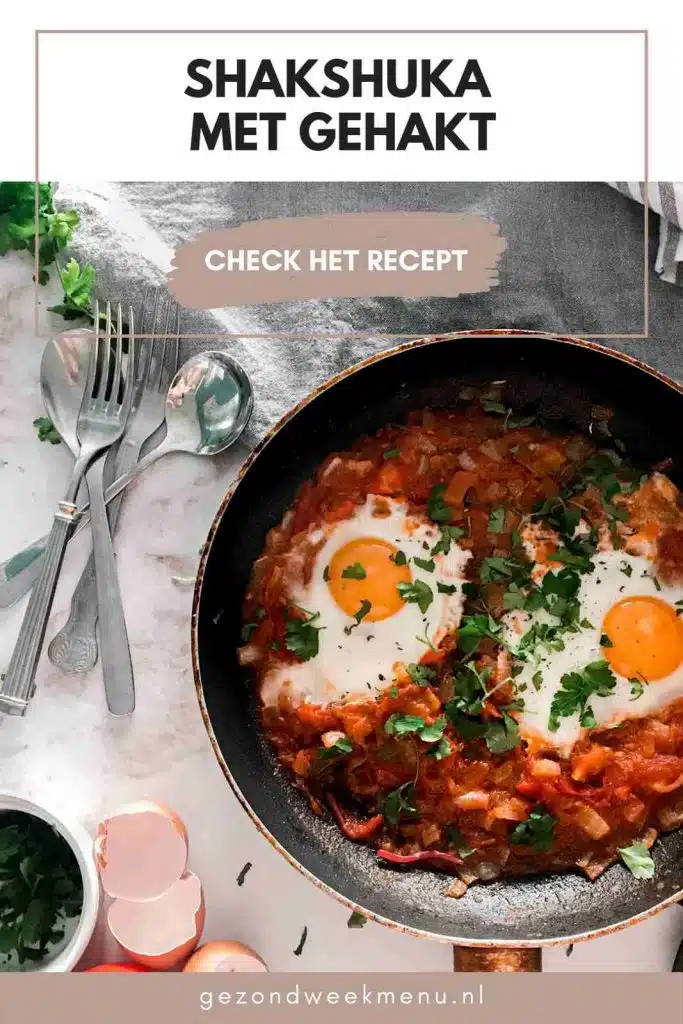 Heerlijke en gezonde shakshuka met gehakt en aubergine. Dit shakshuka recept zit boordevol groenten en staat binnen 30 minuten op tafel. Serveer de shakshuka met (bloemkool)rijst of met knapperige ciabattabroodjes. 