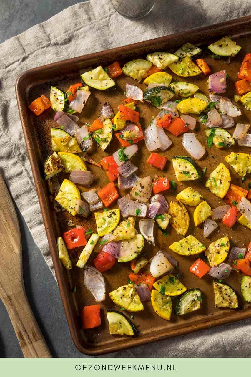 snelle-traybake-met-aardappel-en-groente-gezondweekmenu.nl